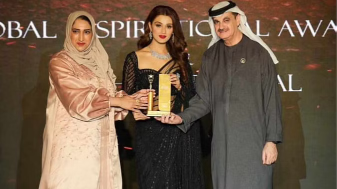 दुबई में चमकी पहाड़ की हसीना, फ्रेश फेस ऑफ बॉलीवुड अवार्ड से नवाजी गई अभिनेत्री आरुषि निशंक