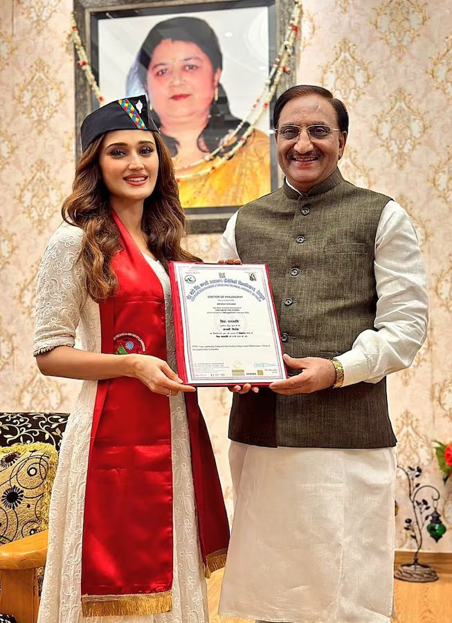 पहले मॉडलिंग, फिर एक्टिंग और अब डॉक्टर भी बन गईं EX-CM की ये बेटी