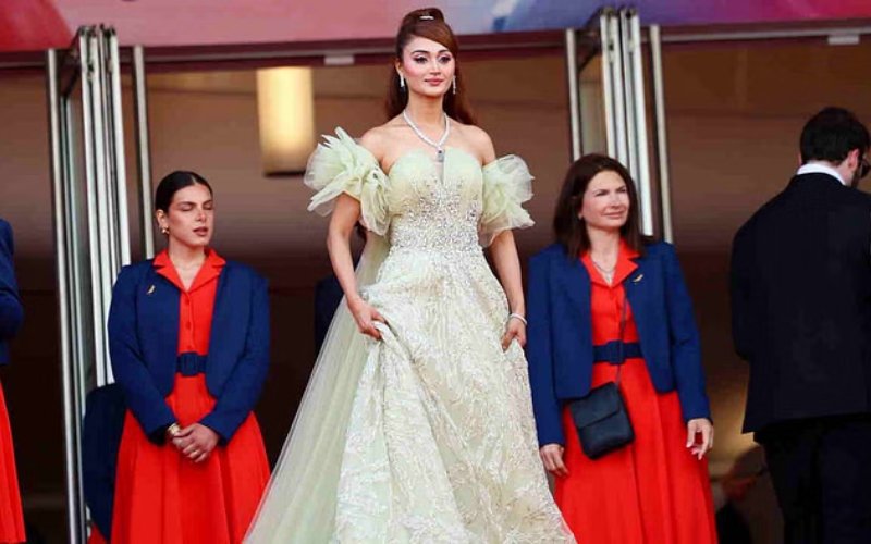 Cannes: पूर्व CM की बेटी का कांस डेब्यू; वेस्ट फैब्रिक से बना गाउन पहनकर की एंट्री, दिया वैश्विक संदेश